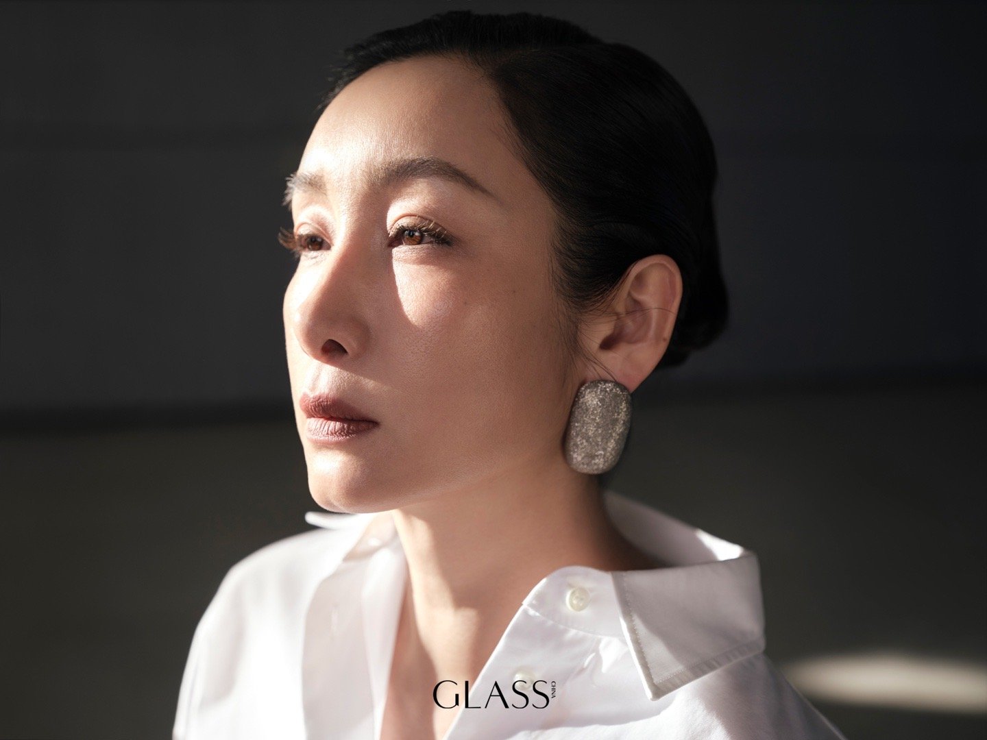 秦海璐只需轻轻出手 秦海璐《GLASS》开年刊封面太有韵味，无论是飘逸的裙角、利