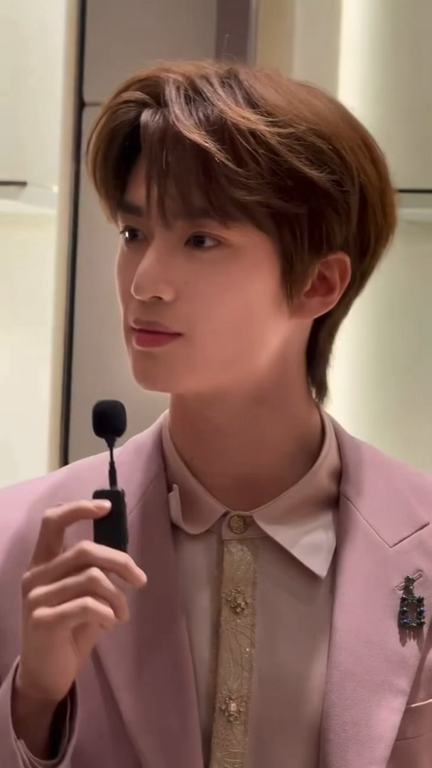 粉西装男神轻点帅！张康乐粉色西装造型路透 张康乐粉西装造型