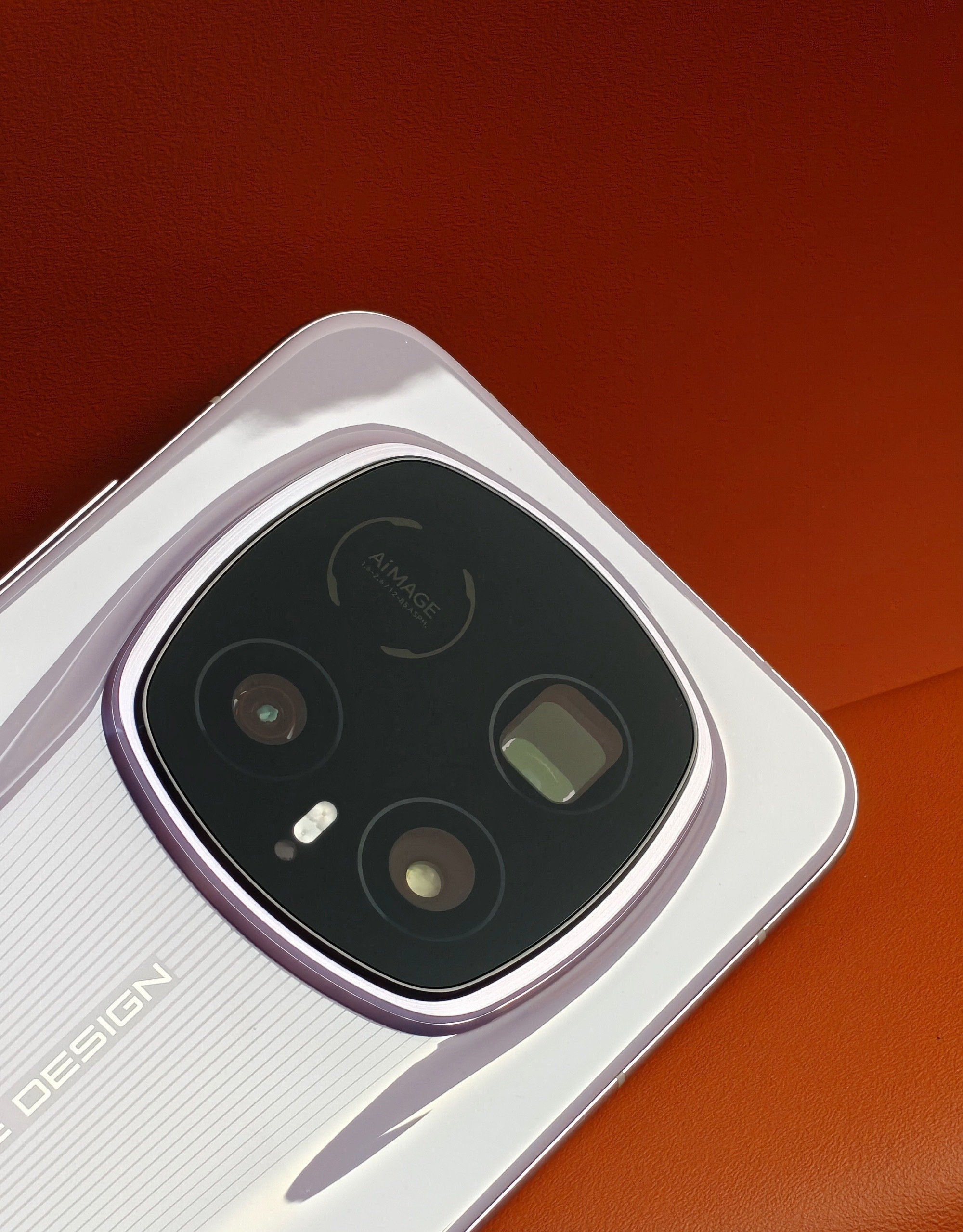 荣耀Magic8 RSR 的陶瓷后盖质感，真的绝了