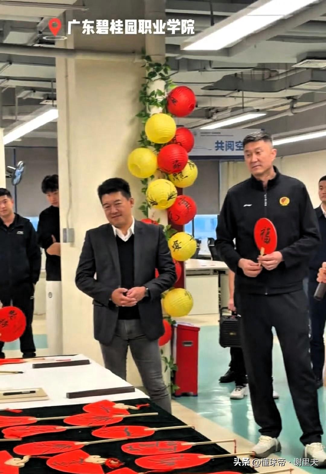广东宏远主教练杜锋在马年的元宵佳节，很忙碌！独自离开训练场，跑到广东碧桂园职业学