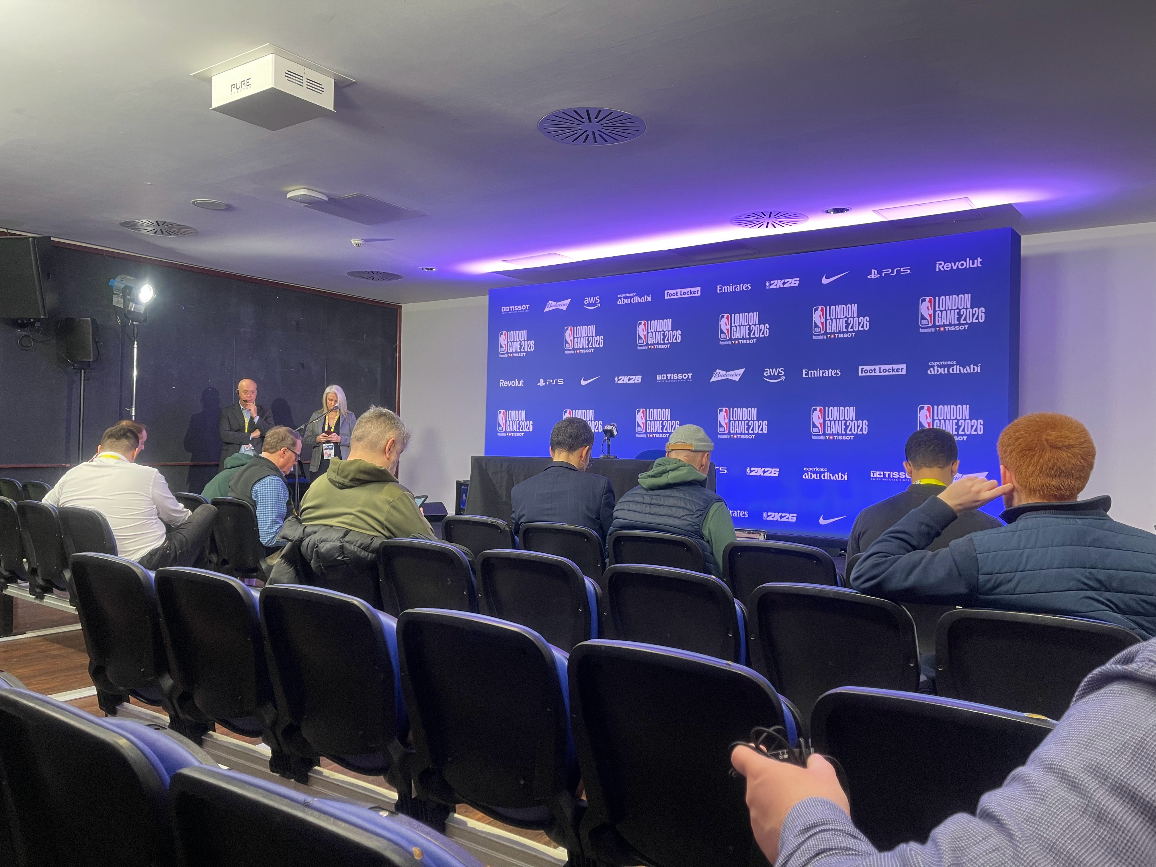 前方报道按照流程，双方的主教练将依次接受采访。chinahawks