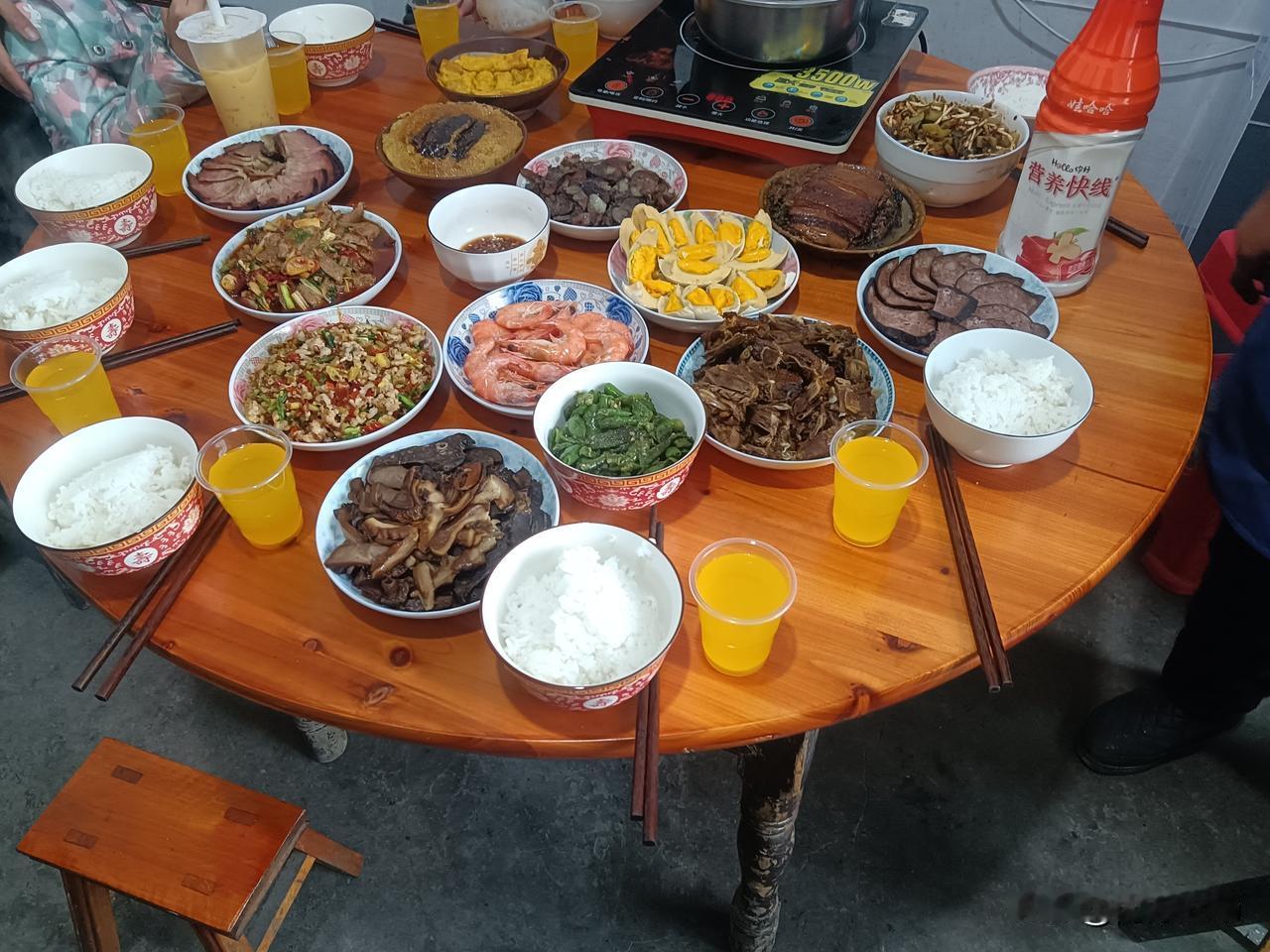 我家在黔东南，黄平县。分享一下自己年夜饭。每年年夜饭的桌上，酸和辣是绕不开的魂。