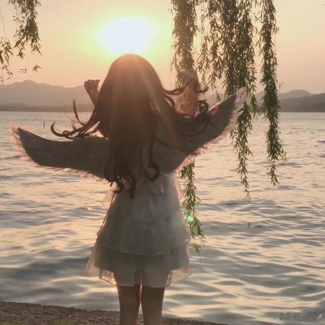 我将玫瑰藏于身后，风起花落，从此鲜花赠自己，纵马踏花向自由。 ​​​