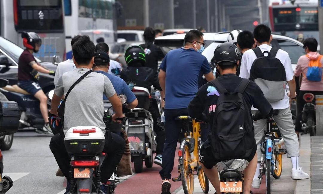 你以为电动车电池“每天充”就一定比“用完再充”更伤？真相可能让你大吃一惊！其实，