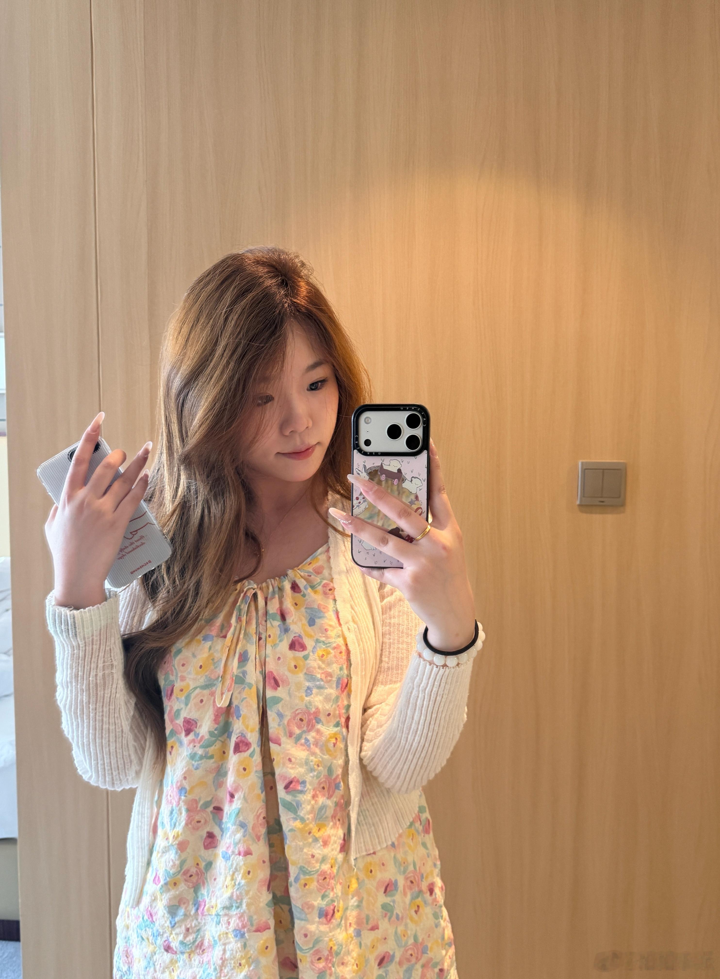 买过最不会吃灰的电子产品应该就是手机，一天24小时恨不得能玩26小时，白天摸鱼看