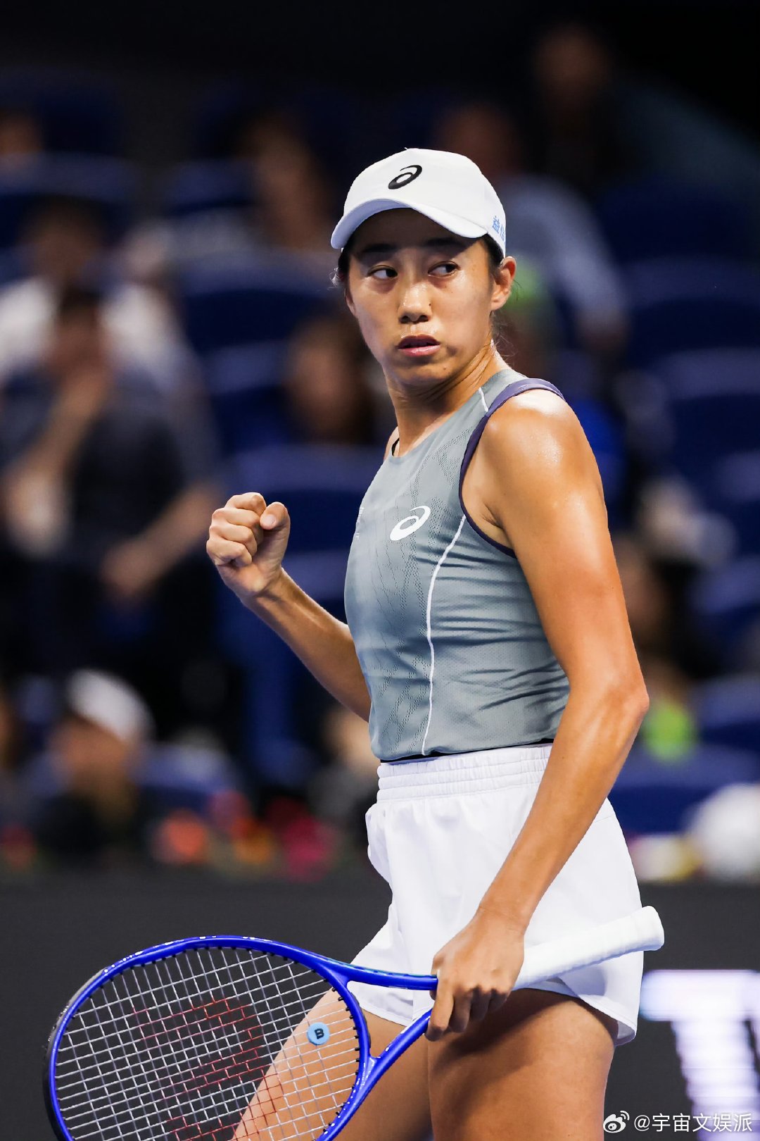 澳网女双冠军夸赞谢霆锋 时光雕琢出全能偶像，谢霆锋在网球场上潇洒挥拍，发球如流星