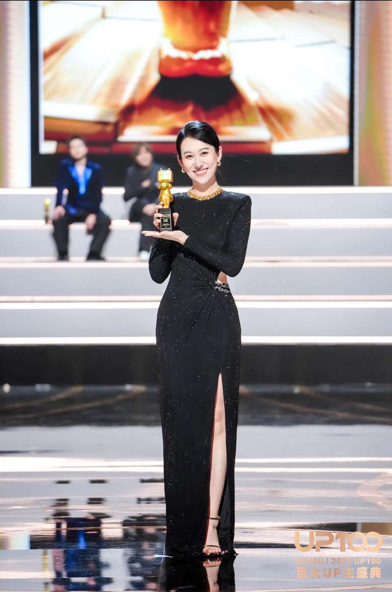 好几年前，都在油管刷小Lin 说下饭。
不知道为啥，我这种财经小白，喜欢看她的视