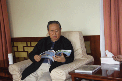 他是人民的好领导，65岁官至副国级，做官清廉，退休后捐出200万。
你知道这个好