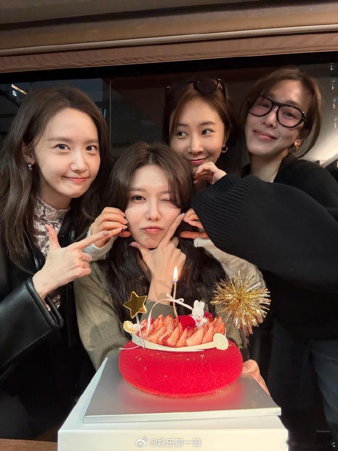 少女时代为崔秀英庆生 少女时代聚在一起为秀英庆生！永远是少女时代~