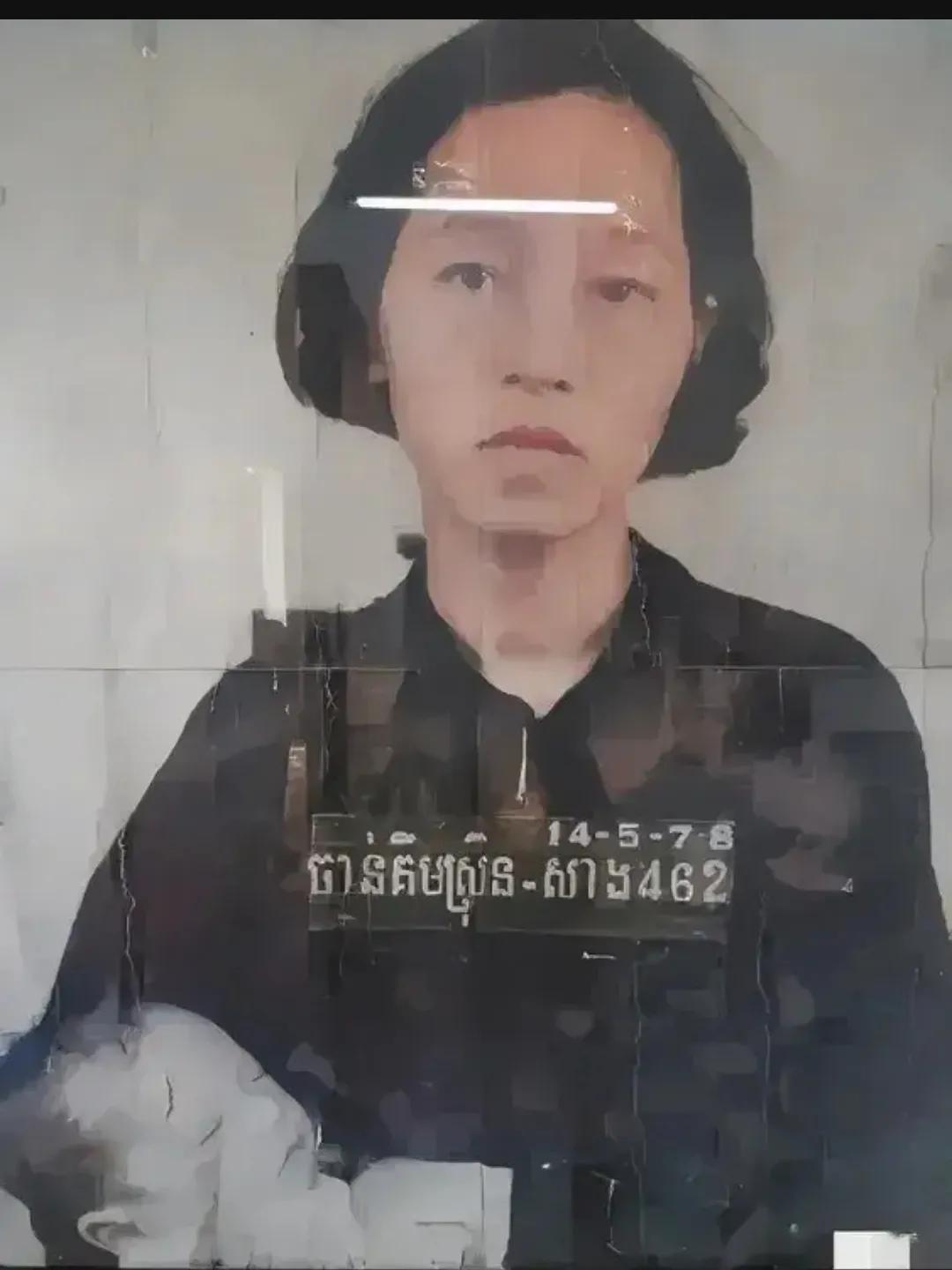 1979年，金边监狱，一位即将接受残酷命运的妇女，静静地坐在那里，怀中紧紧地抱着