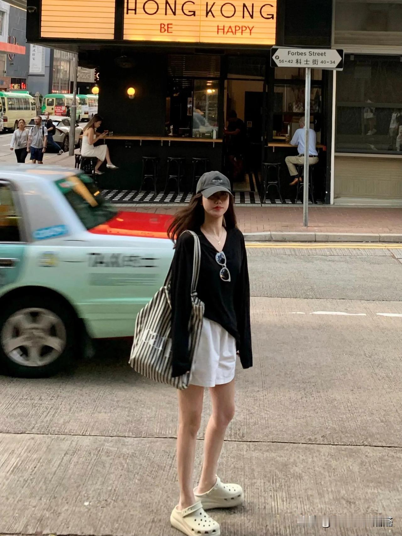 #一张图记录夏日生活#
松弛感满满的夏季日常，舒服又时髦。
#Fashion潮搭