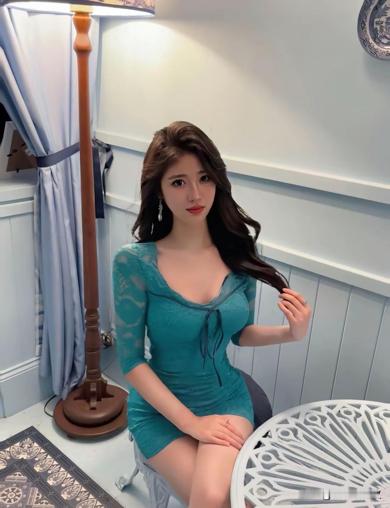 有时候不用太多言语，一身好看的裙子、一盏暖灯，就能治愈所有疲惫。湖绿色蕾丝裹着温