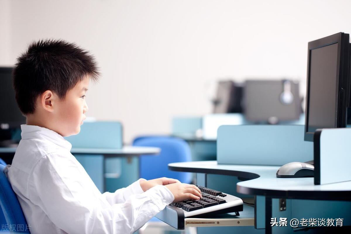 孩子用了AI，成绩反而更差？

有个台湾小学做了一个实验，9个班全都用上了AI学