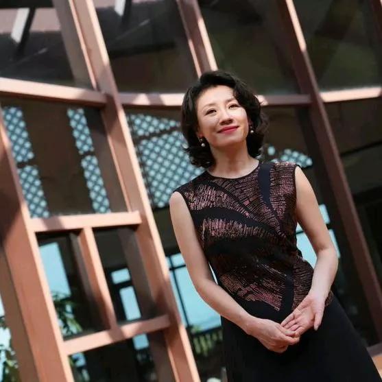 优雅的黑裙，自信的笑容，在现代建筑前绽放光彩。气质黑裙 贵气黑裙女神 气质黑长裙