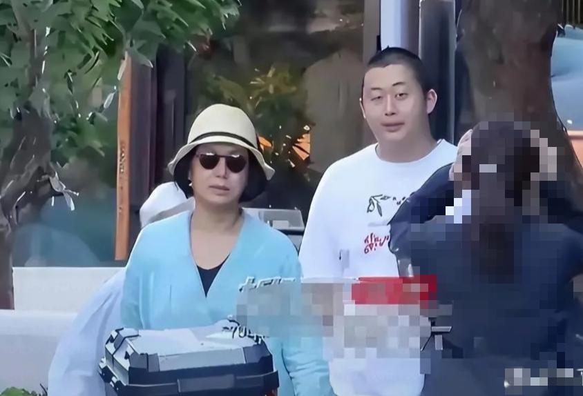 60岁蒋雯丽带着90岁的老母亲还有儿子一起在北京街头散步！儿子顾和和身材高大，目