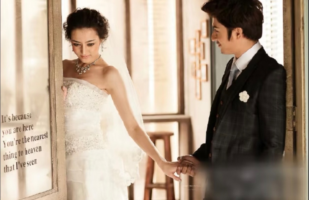 大学时期和同学一起做婚纱模特兼职的迪丽热巴此女的人生履历好精彩 素人时期如此貌美