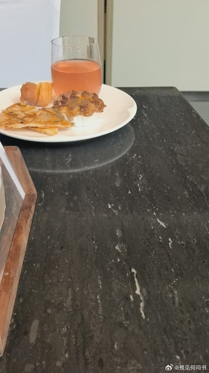 吃个蛋看个球 
