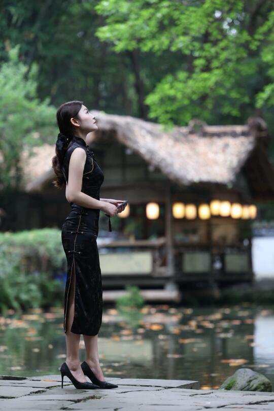 晓看红湿处，花重锦官城。杜甫草堂