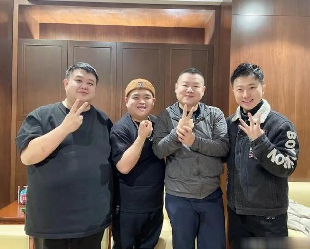 德云社4位成员合照：我认出了身宽体胖、颇为英俊的孙越，稍显发福的岳云鹏，笑容可掬