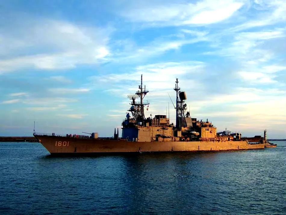 美台举行秘密军演，却假装军舰海上“偶遇”。

在上月，美国与台湾地区的军用船只在