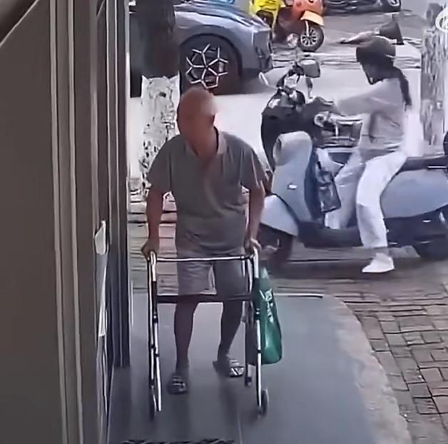 广西老人假扮残疾人偷榴莲，实在太滑稽了，水果店老板发声，他偷了不下 20 次，拿