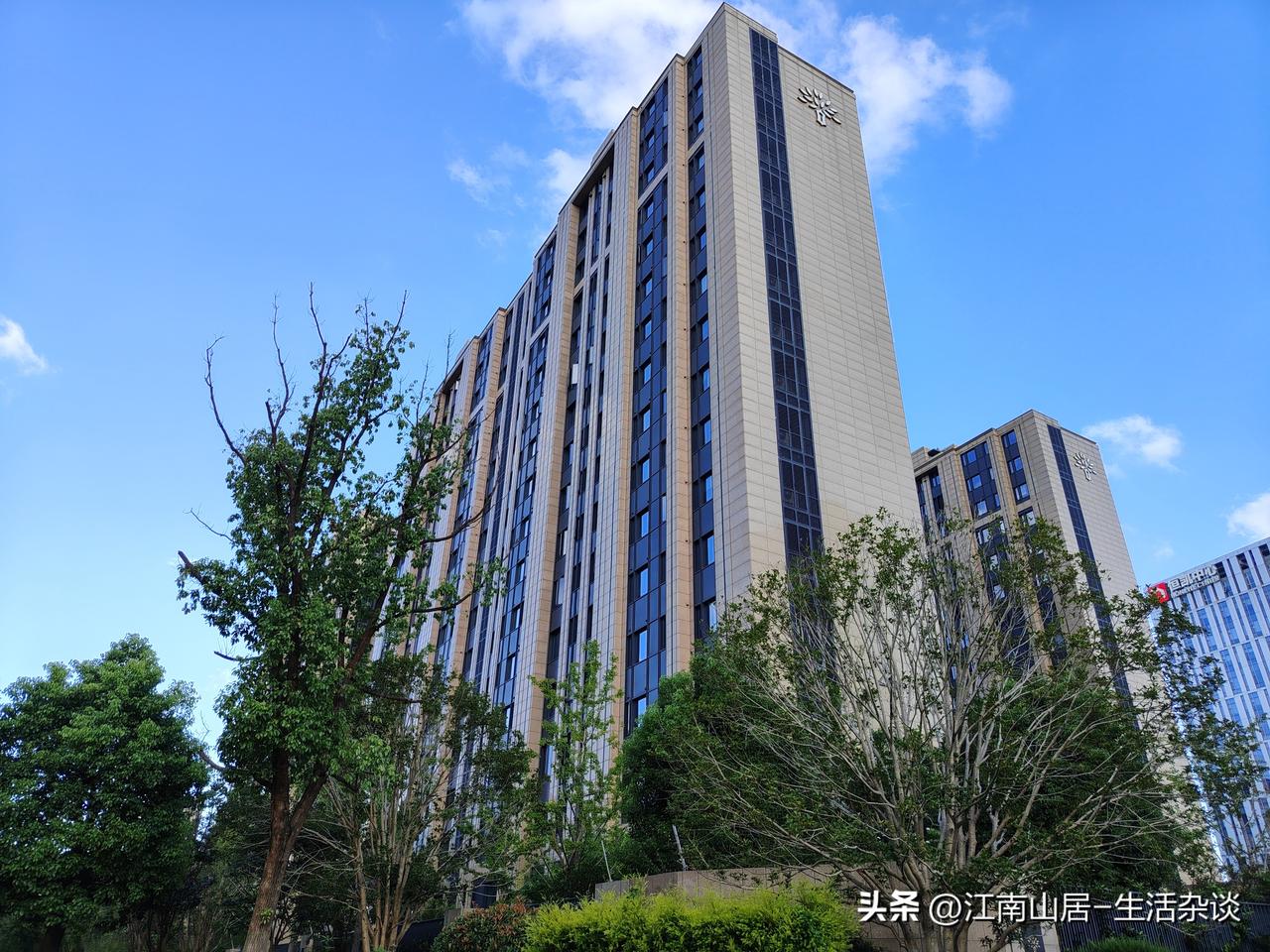 朋友跟我说，他外公外婆有六个子女，也就是他母亲有六个兄弟姐妹。但是，这十几二十年