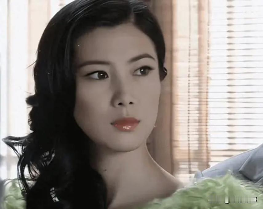 她被称为“女版于震”，曾红的发紫，比刘涛还美，如今却从荧幕上消失了，她就是王珂。