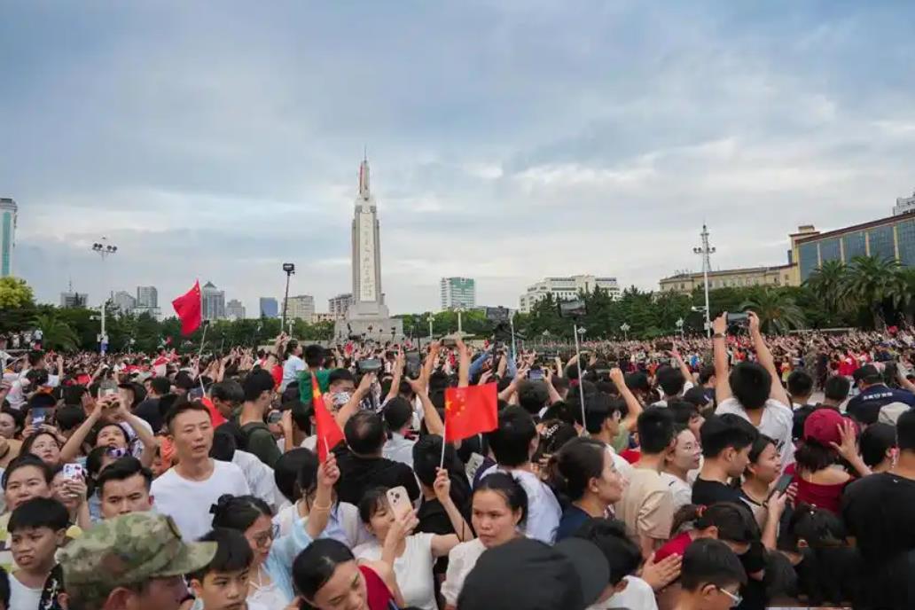 今天是8月1日，在这个特殊的日子，很多人自发聚集在江西南昌市的八一广场，观看“弘
