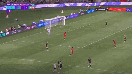 澳大利亚女足这个4号球员也是真大胆，面对我们两名进攻球员逼抢，竟然还把球传给门将