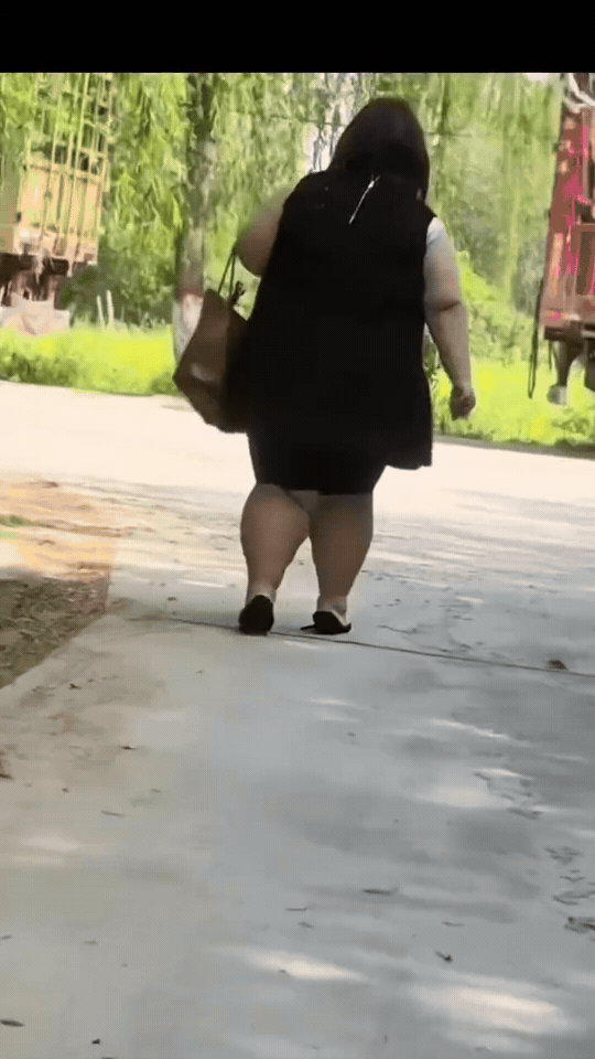 网友戏称她“玉芬”！一身黑衣踩着高跟鞋大步往前走，不少人调侃：这双高跟鞋承受了不