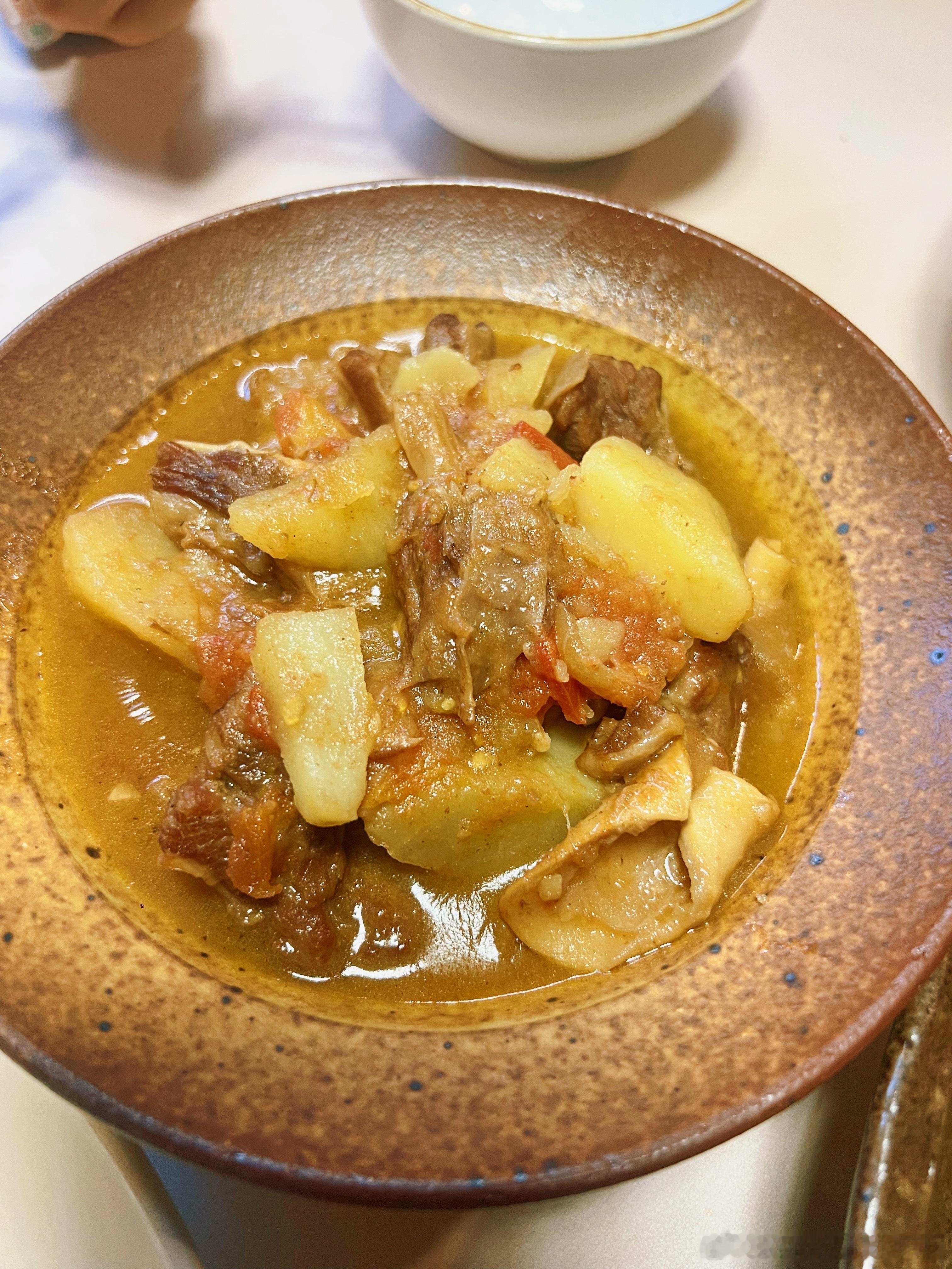 虽说消费降级了。但心态好，坚持运动，能把各种食材做得很好吃，有爱好……就不会过得