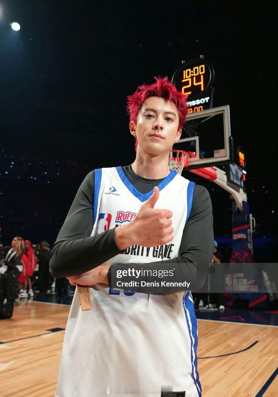 又被王鹤棣装到了 王鹤棣投篮太丝滑了！隔着人起跳，头也不回等进球，关键是球还真进