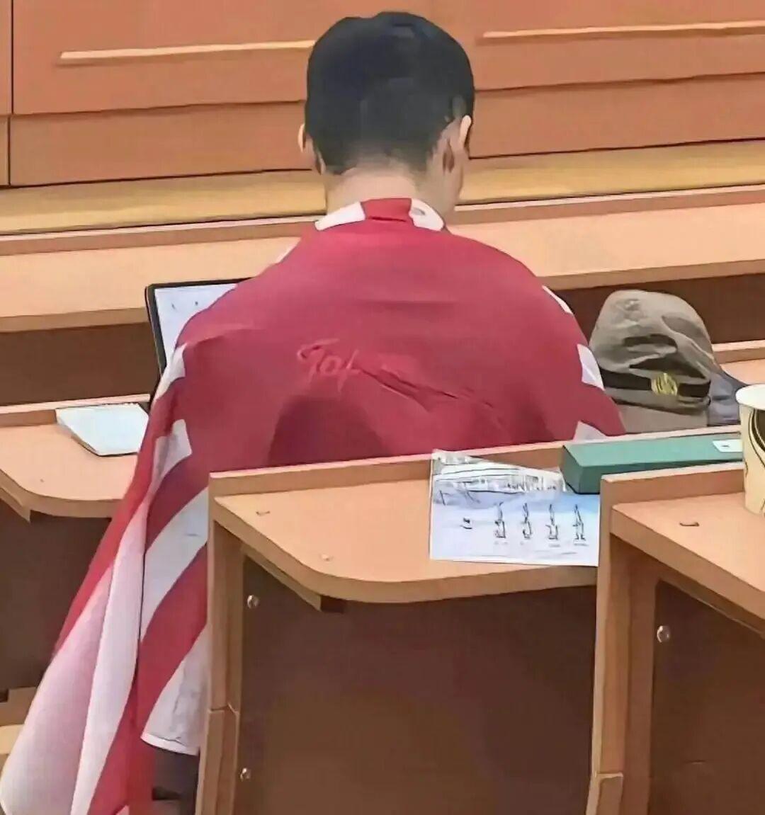 家庭出钱供他出国，不是家里教他当汉奸。他这路子，是长期沉迷日本军国主义那套审美，