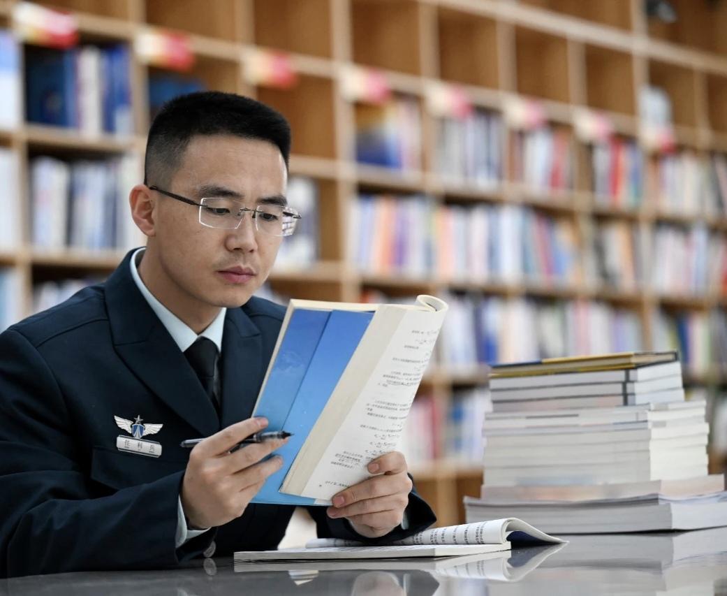 任利兵：向战而研，须先聆听战场的“心跳”空军研究院某所工程师任利兵
空军研究院首