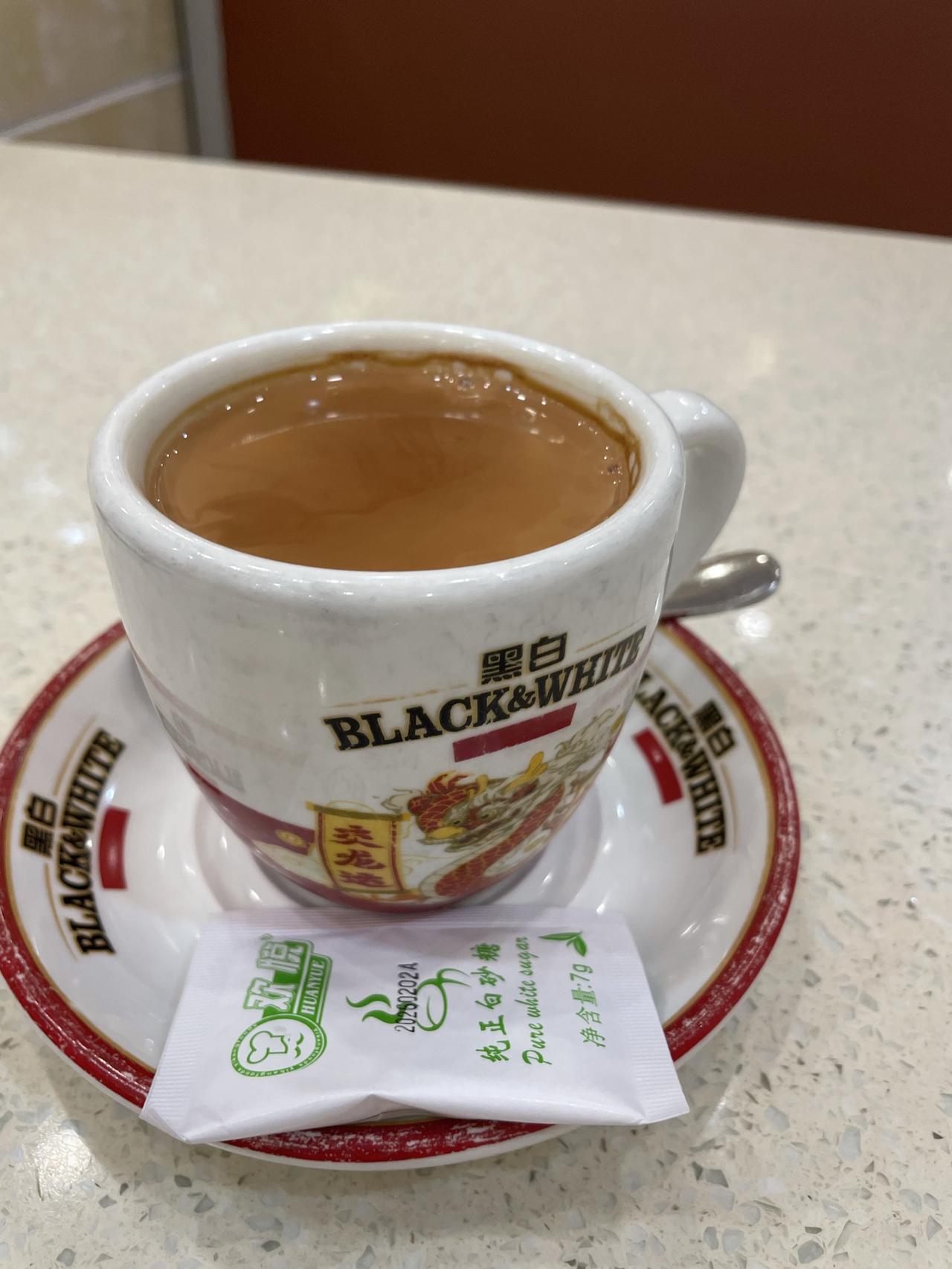 丝袜奶茶可是港式饮品的经典代表。它茶味香浓，口感爽滑醇厚，先苦后甜，最后满口留香
