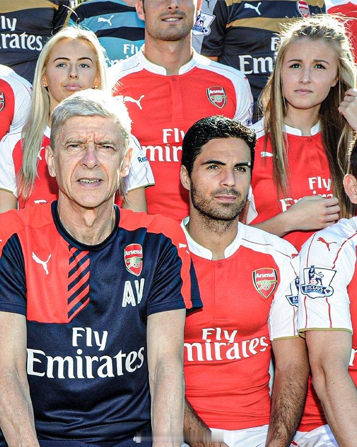 时光如水！2015年，温格、克洛伊·凯莉、阿尔特塔和莉亚威廉姆森在阿森纳的一次照