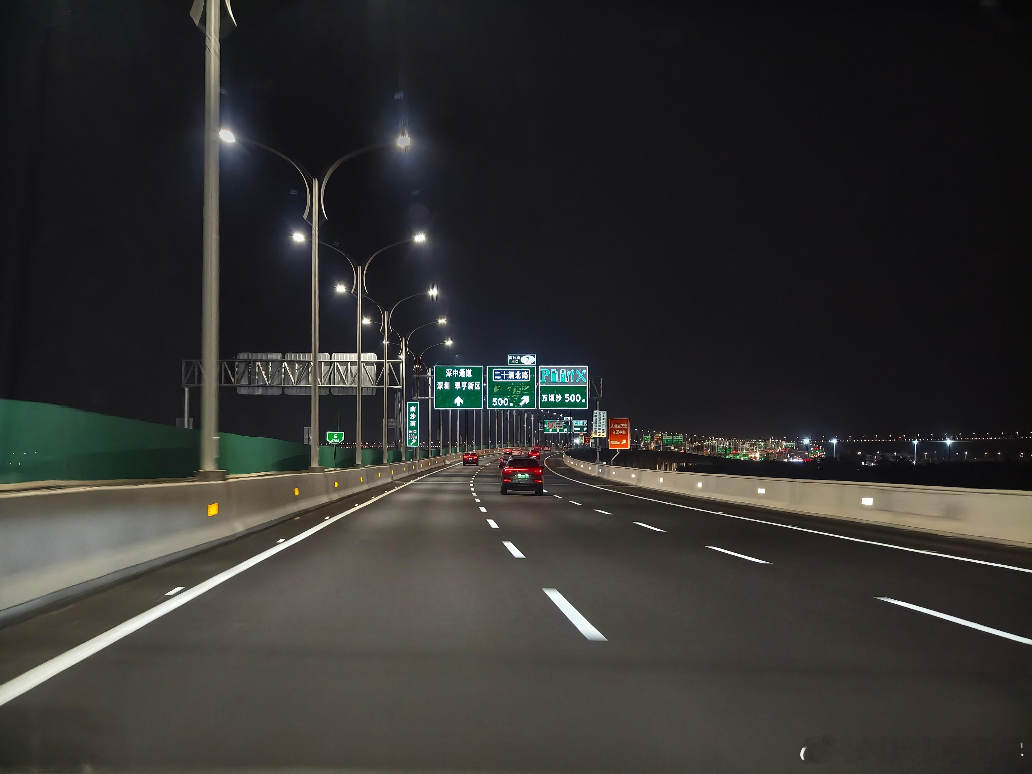 还得是广深的高速，一路灯火通明的～ 