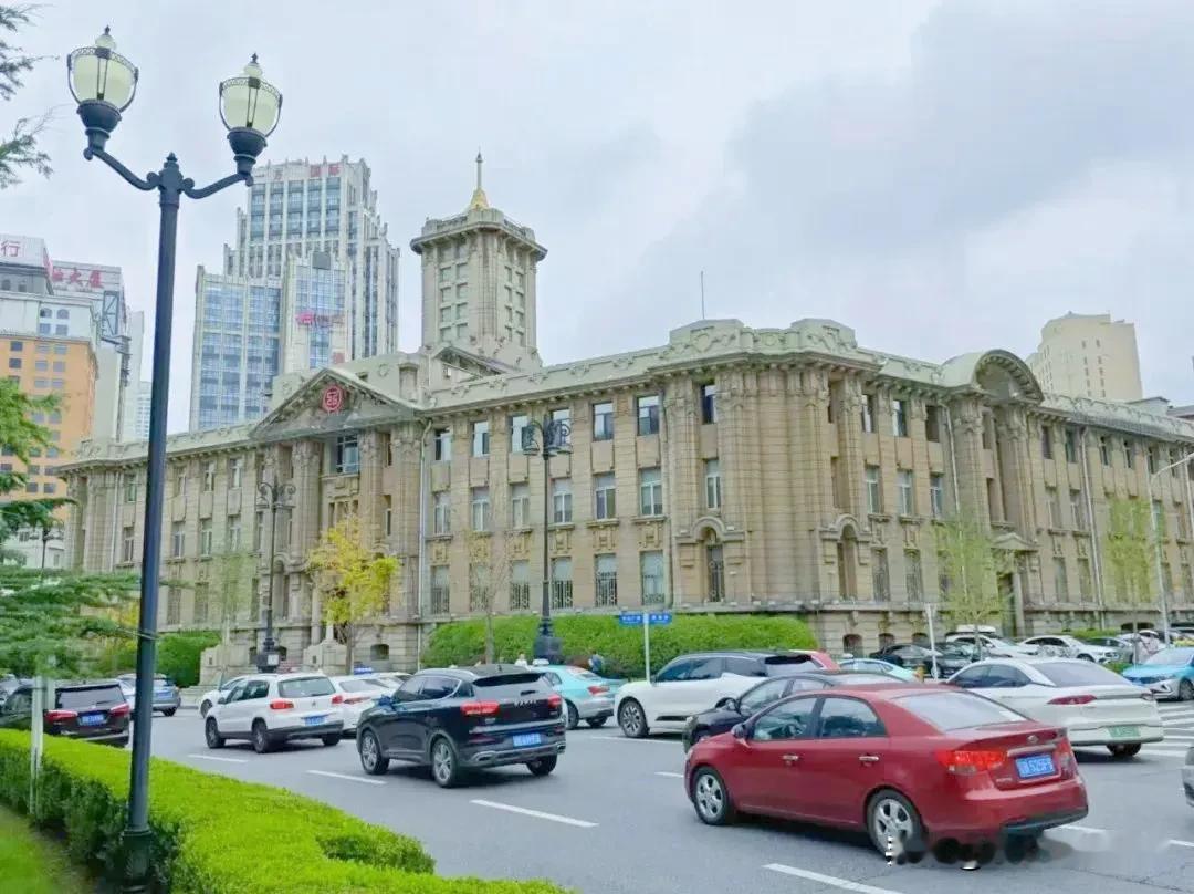 你知道吗？
大连广场多的成美谈
建筑新颖醉倒山和海
广场放飞祥和有传说
中山广场