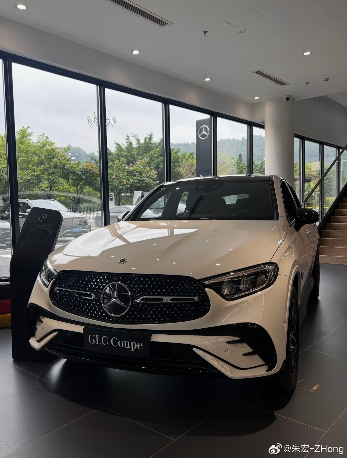 奔驰GLC260 coupe 白黑 806版本指导价430800元全款优惠12万