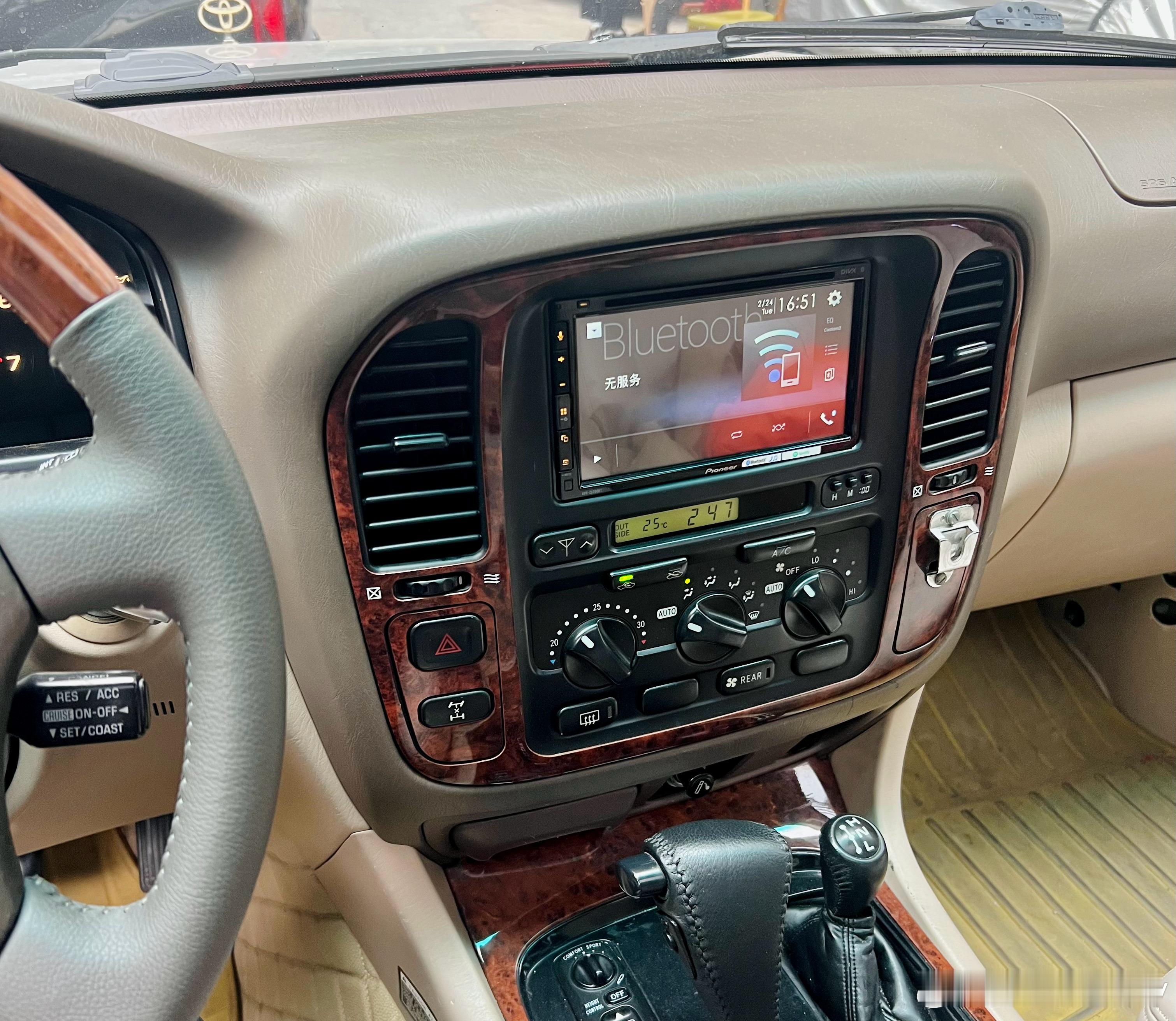 人有时候就是很奇怪，明明后期LC100的内饰更现代化更豪华，但说个人喜好，我反而