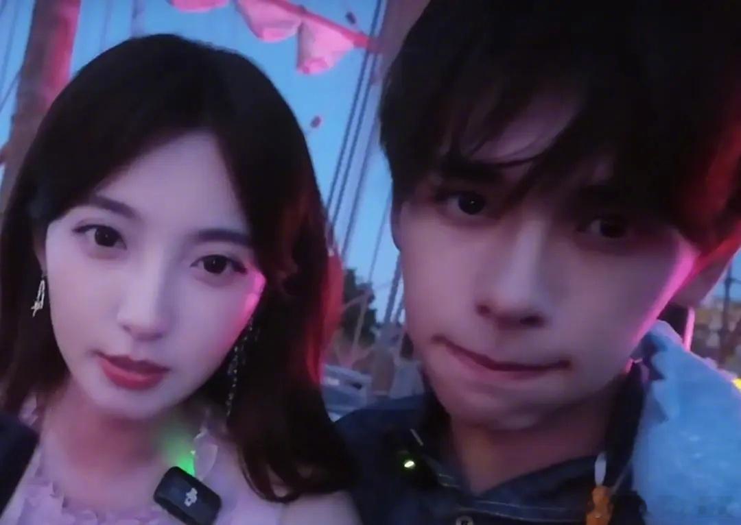愉阳cp_ 挑战在女朋友身边给女朋友卖萌不被发现 