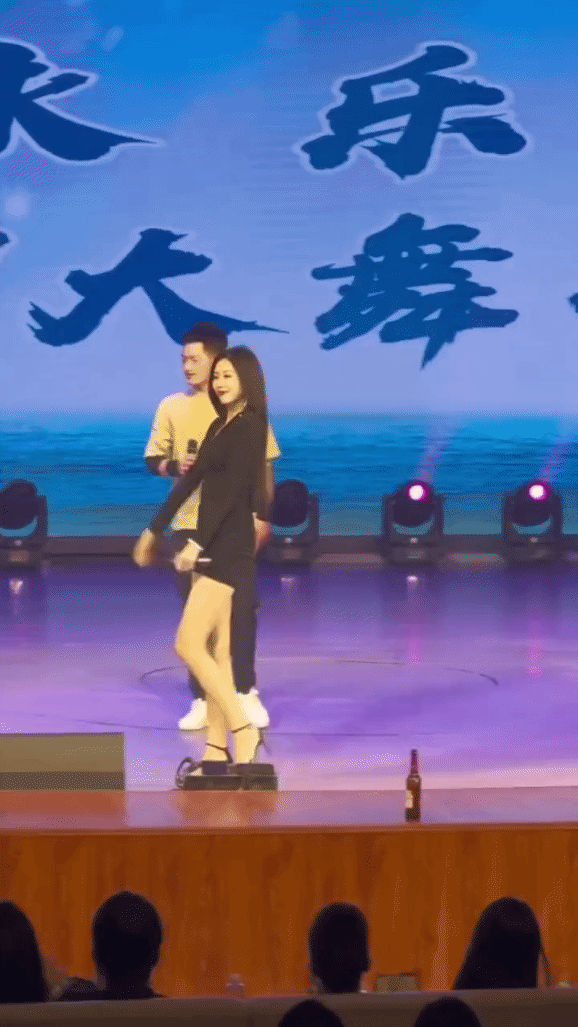 二人转哪来的这么多大美女？[抠鼻]
