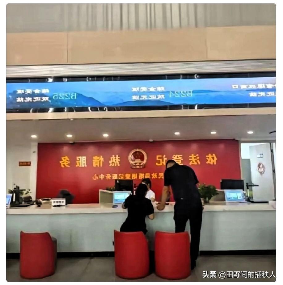 一对夫妇闹离婚，去路上一直恶心呕吐，到民政局人多，丈夫先带她去医院，一查竟然怀孕