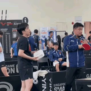 王楚钦总算是学聪明了，
都知道乒乓球运动员会准备两副球拍，
主球拍用的多，副拍用