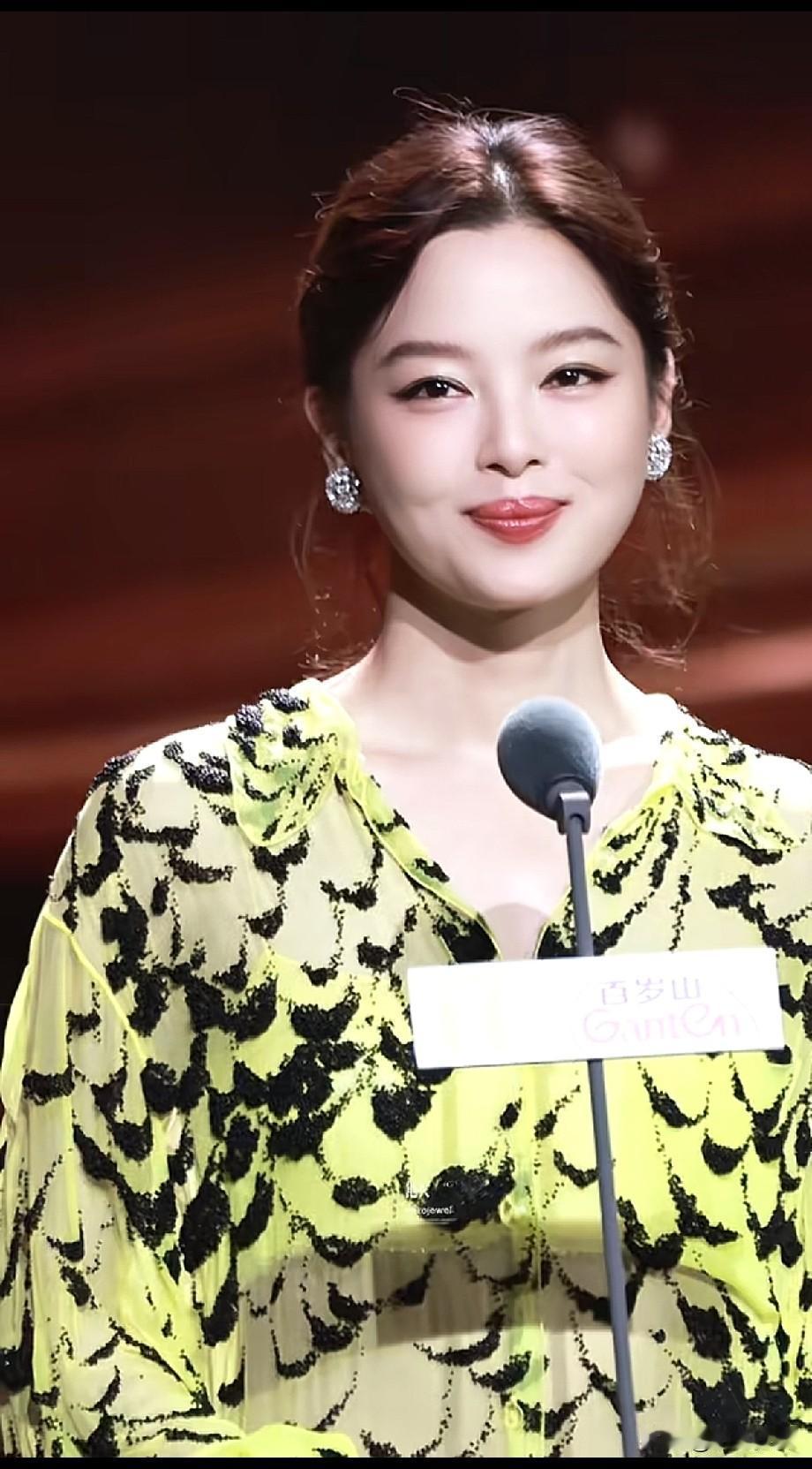 辛芷蕾红毯造型封神！精致妆容放大骨相美，氛围感直接拉满
 
红毯上从不缺惊艳女星