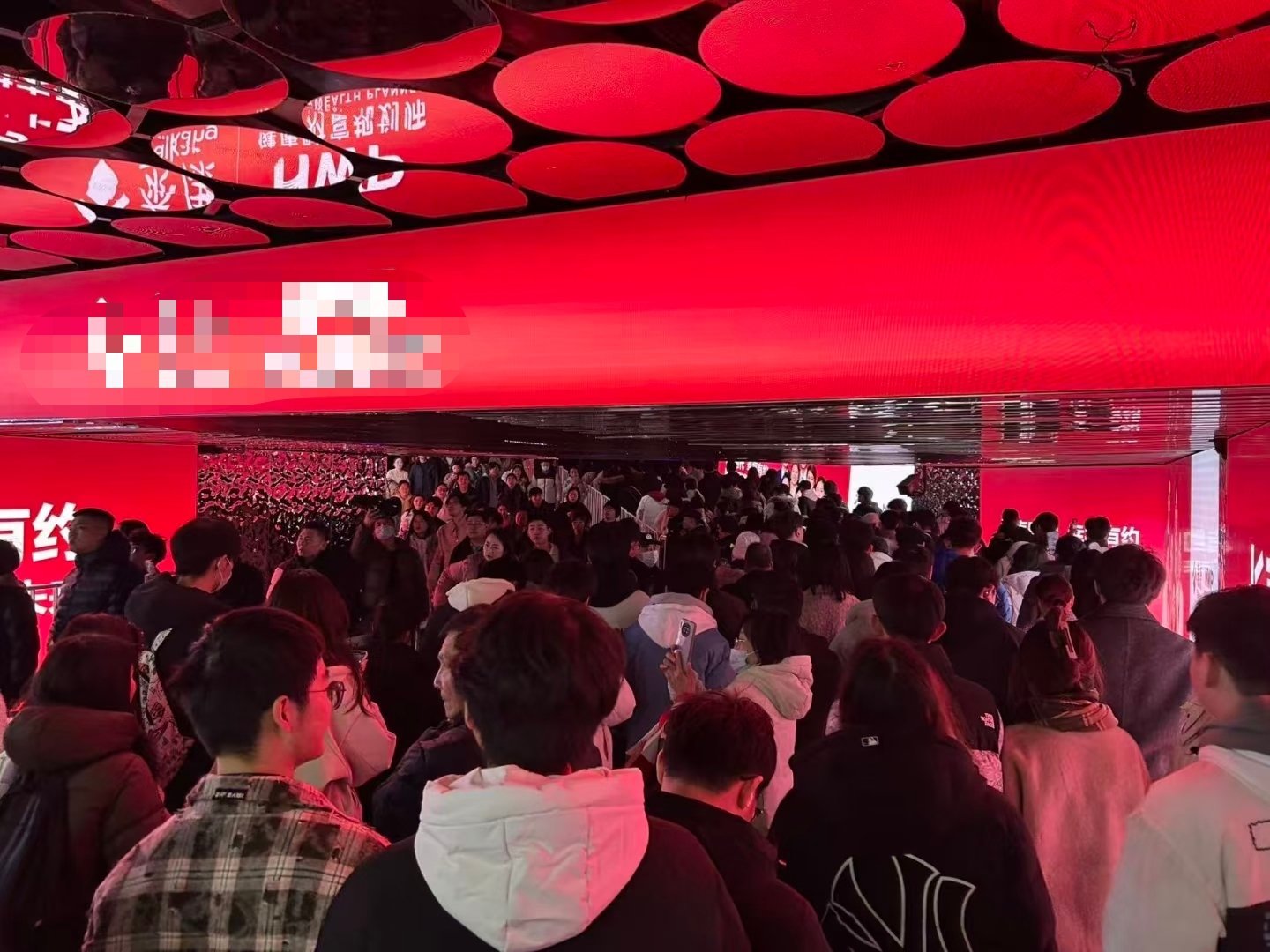 总要来南京跨年吧 此刻的南京新街口，打车你就不要想了，开车更不用想了，坐地铁也是