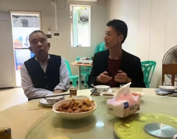 李鑫回到潮汕养父母身边，整个人肉眼可见的开朗放松，一扫之前的拘谨与沉默。饭桌上他