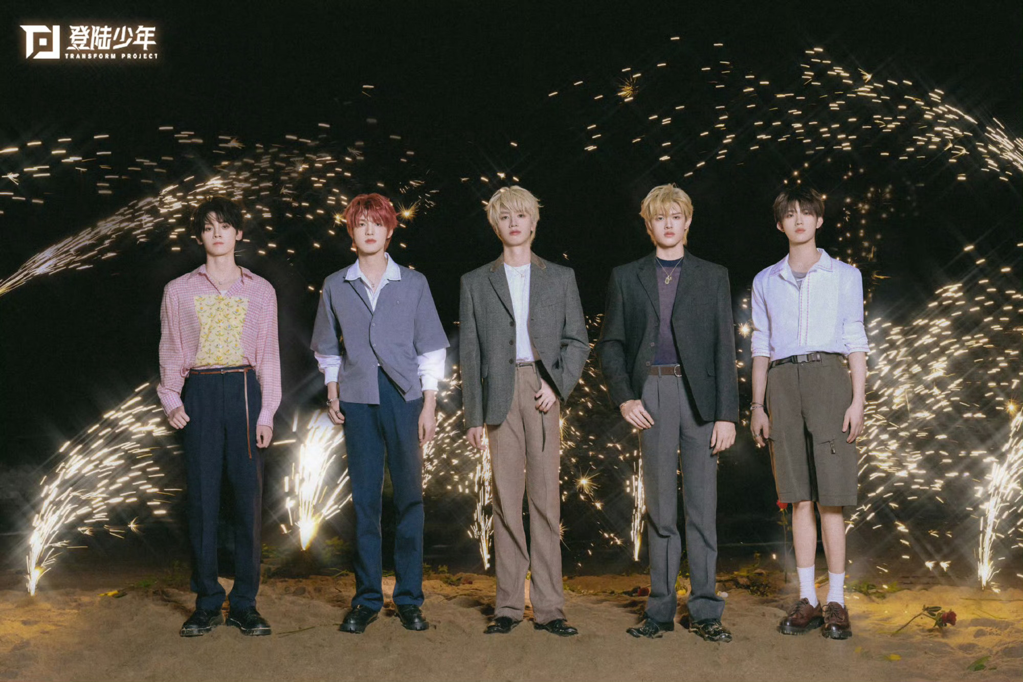 登陆少年ELLE穿PRADA登陆少年穿Prada走红毯 登陆少年ELLE穿PRA