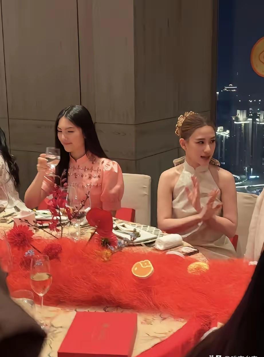 糖心旦晚宴C位，王诗龄何超莲并排坐，零交流。
粉色旗袍撞上白色露肩裙，空气里飘着