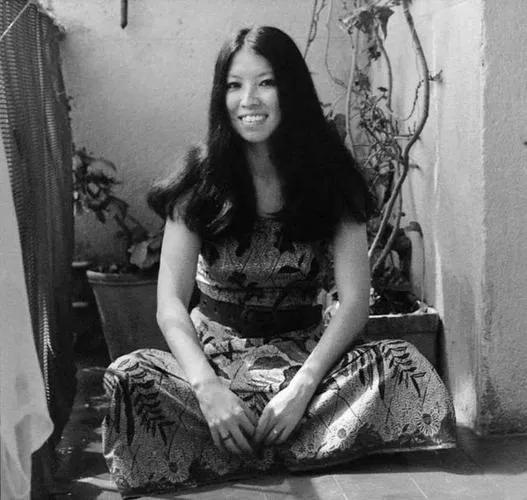 1973年，三毛跟荷西回婆家，婆婆不但冷脸相对，还让她承包了所有家务，三毛抱怨了